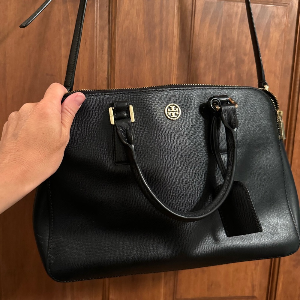 Tory Burch black bag. Removable shoulder strap. 3 inside pockets.